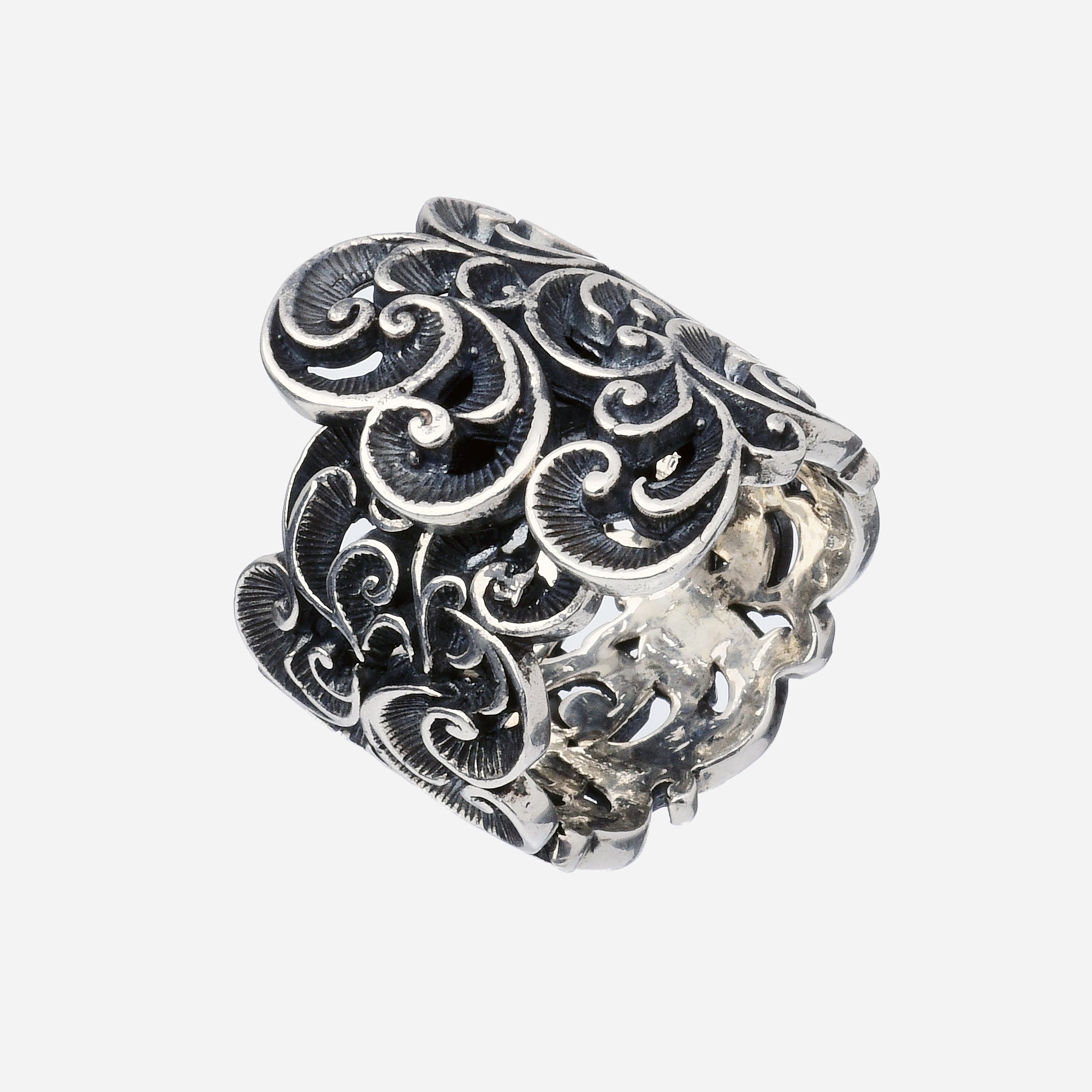 ANELLO A FASCIA IN ARGENTO INTAGLIATO