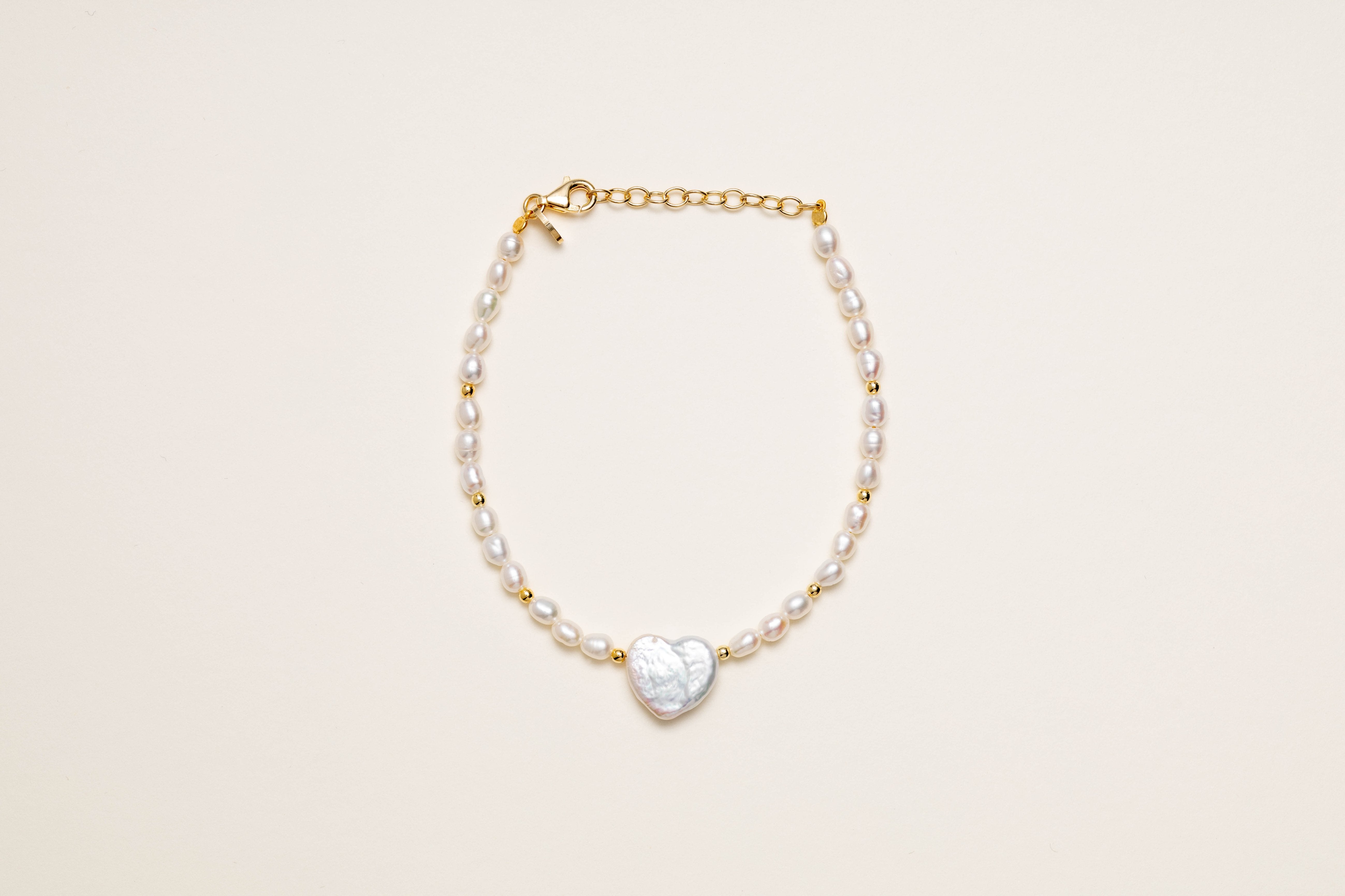 Bracciale perle con cuore centrale
