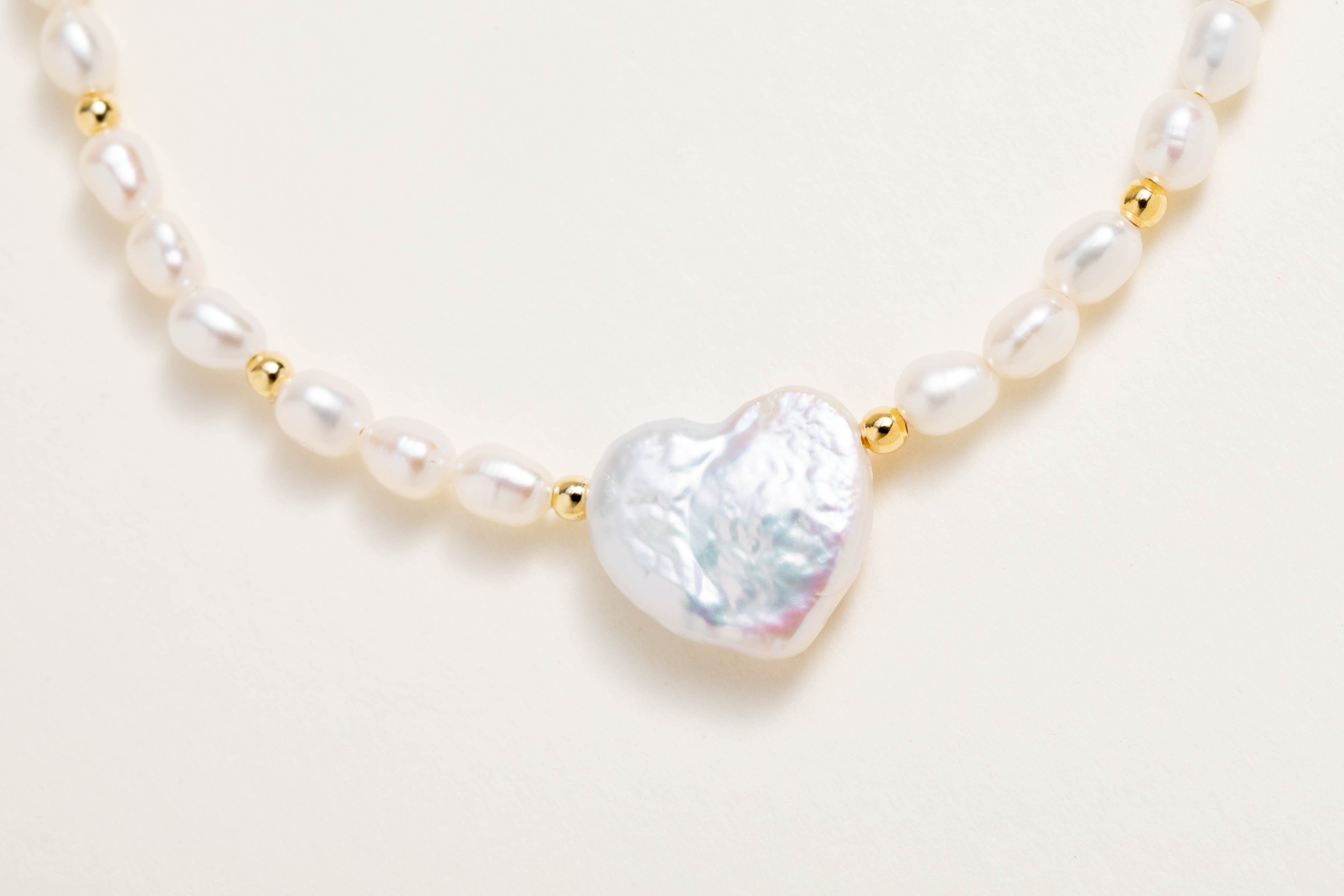 Bracciale perle con cuore centrale