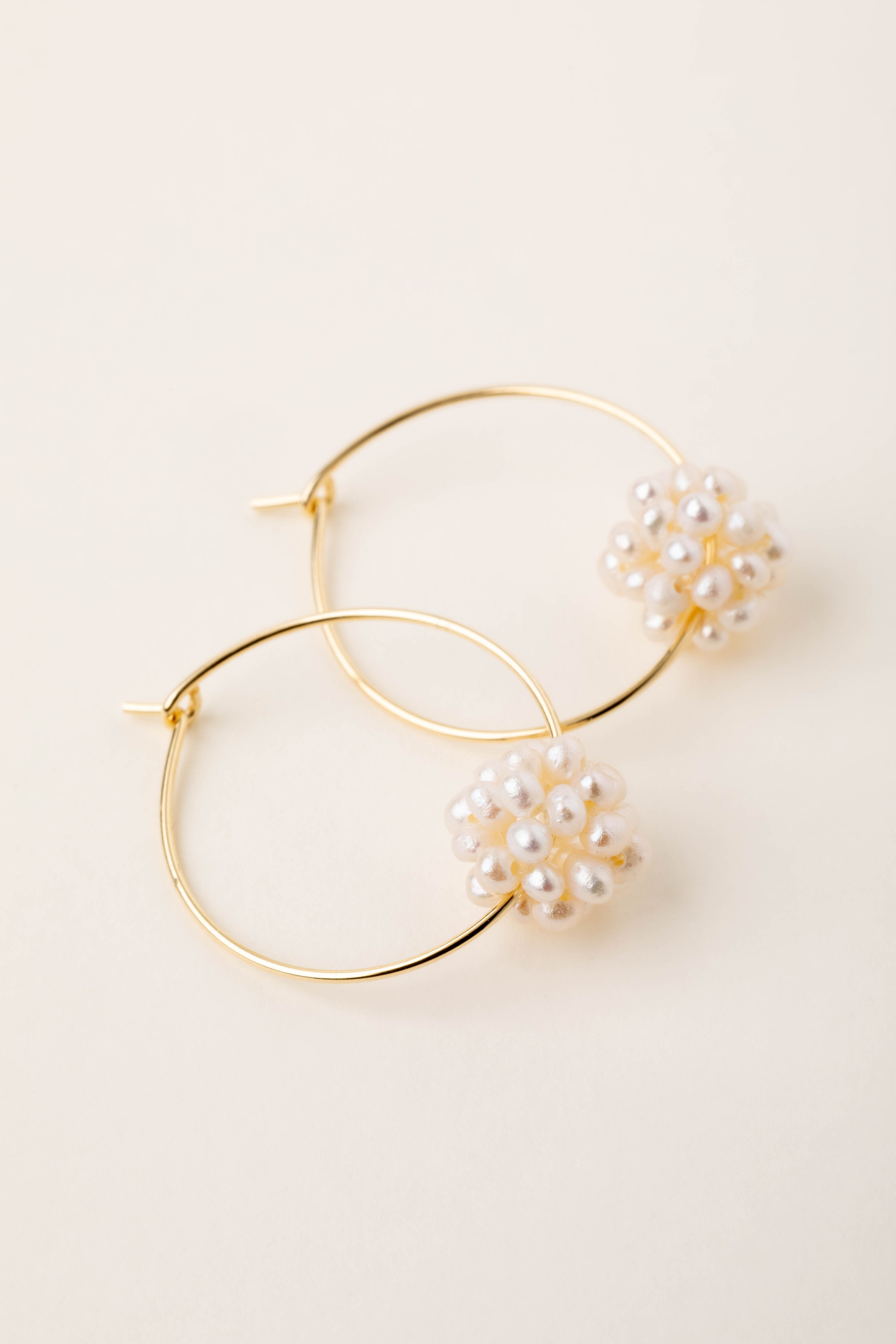 Orecchini cerchio con sfera di perle