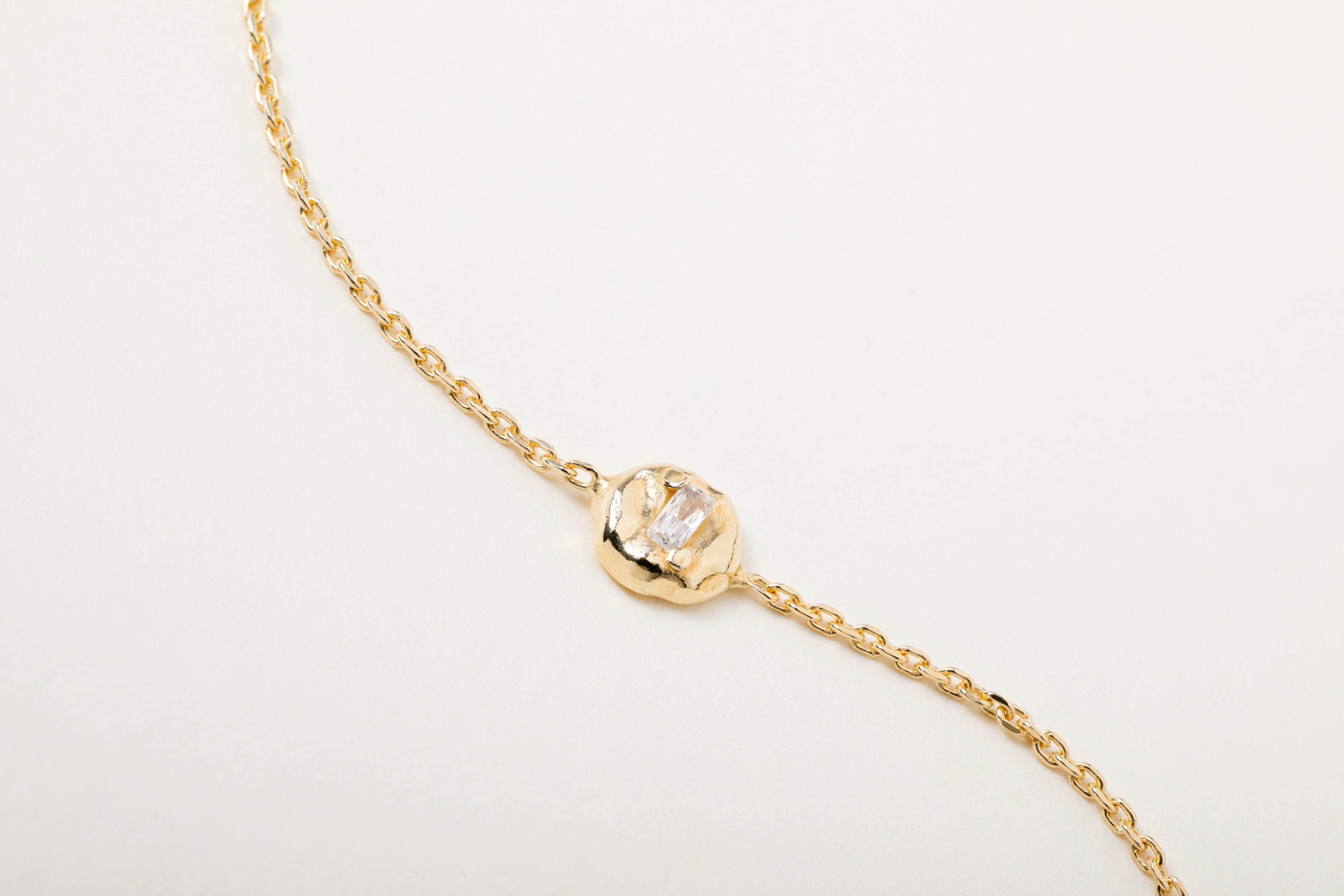 Bracciale tondo centrale con zircone
