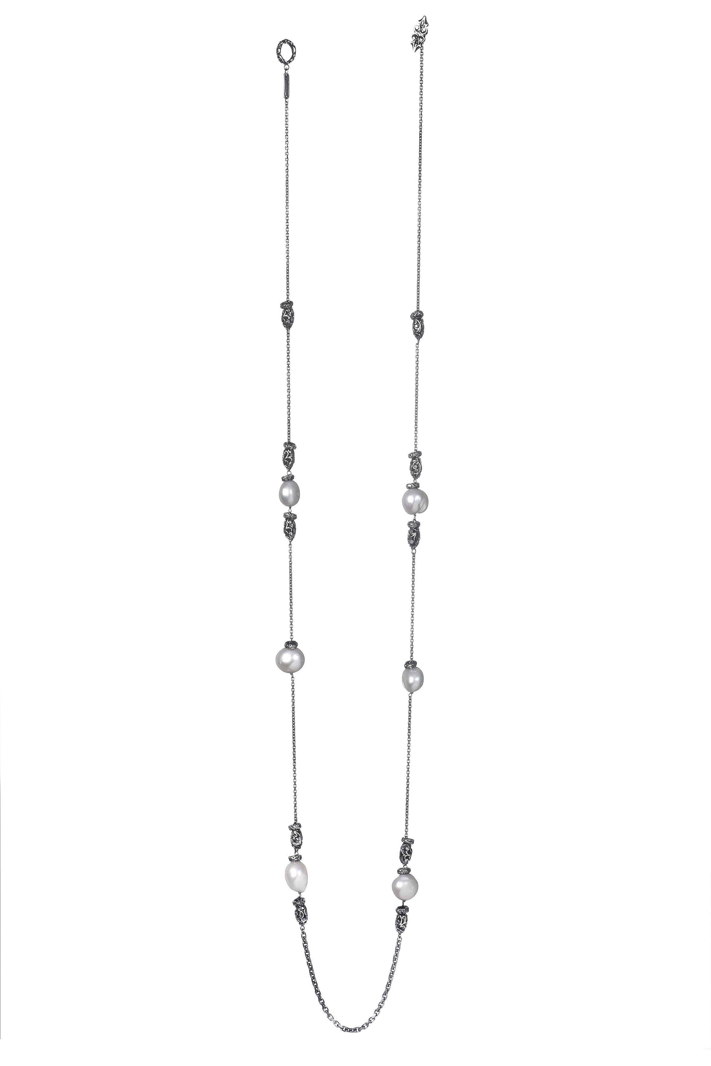 COLLANA IN ARGENTO  INTAGLIATO CON SHIVALINGAM  E ANELLINI CON PERLE BAROCCHE BIANCA