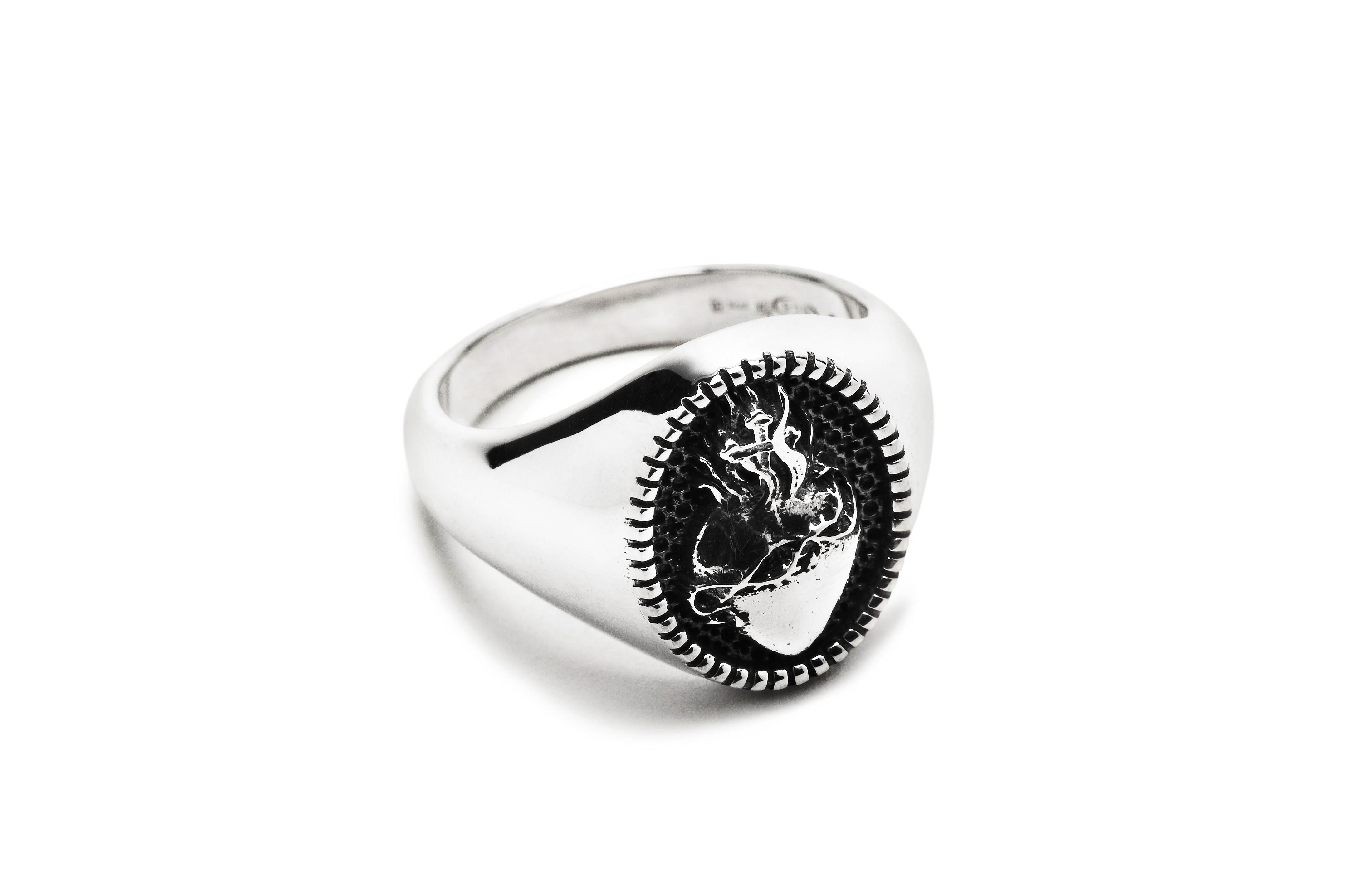 CHEVALIER OVALE CUORE SACRO / ARGENTO BRUNITO LUCI