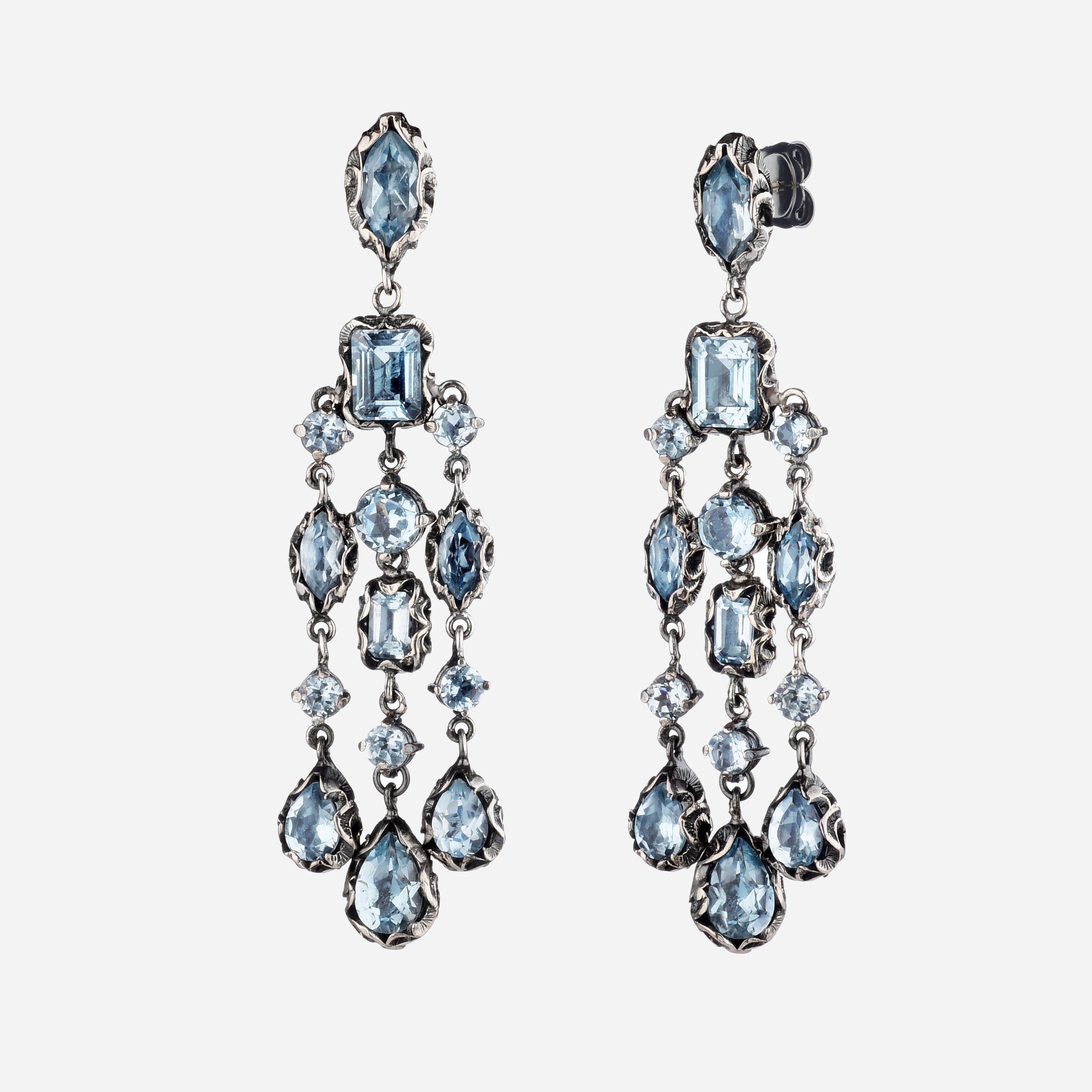 ORECCHINO IN ARGENTO INTAGLIATO CON QUATTORDICI PIETRE TAGLIO MISTO CIASCUNO CRISTALLO DI ROCCA